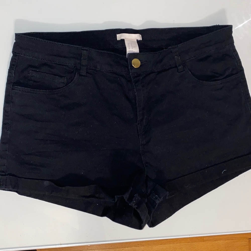 H&M black short shorts